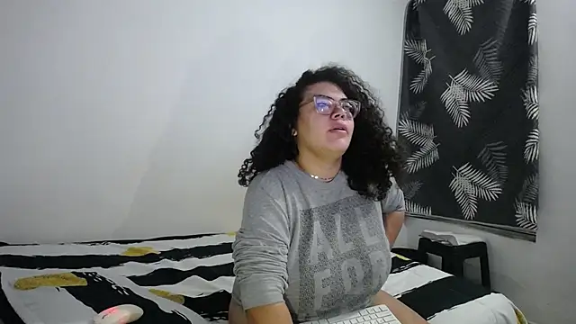 Snapshot of mabigomez00 chatting on 05.15.26 mabigomez00 online show from 05.15.26