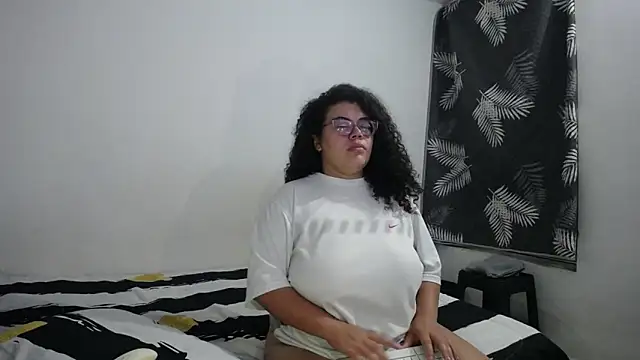 Snapshot of mabigomez00 chatting on 05.16.26 mabigomez00 online show from 05.16.26