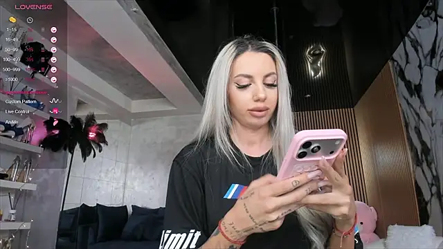 Snapshot of LisaAkira chatting on 03.22.26 LisaAkira online show from 03.22.26