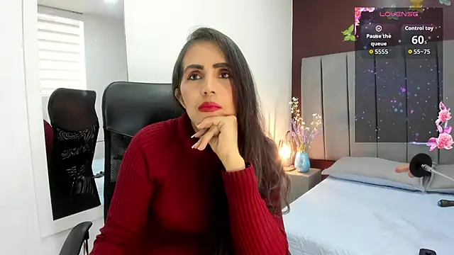 Snapshot of moxa_hot chatting on 11.18.25 moxa hot online show from 11.18.25