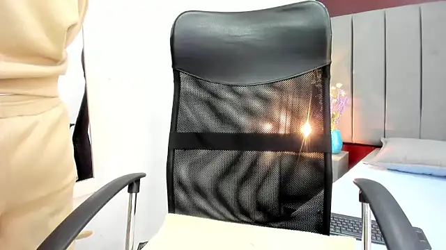 Snapshot of moxa_hot chatting on 12.02.25 moxa hot online show from 12.02.25