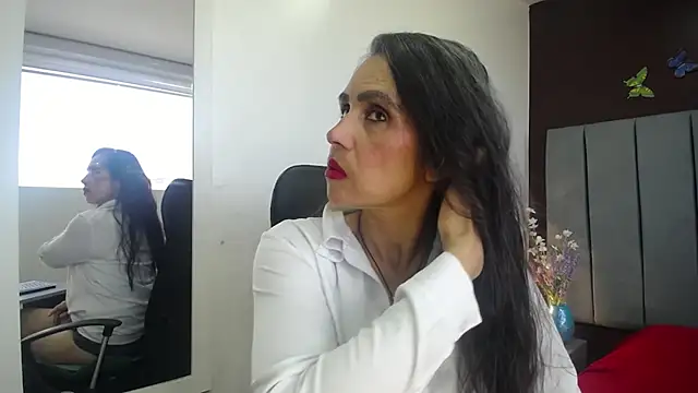 Snapshot of moxa_hot chatting on 12.03.25 moxa hot online show from 12.03.25