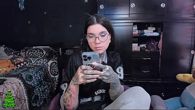 Snapshot of Lilmarieee chatting on 12.12.24 Lilmarieee online show from 12.12.24