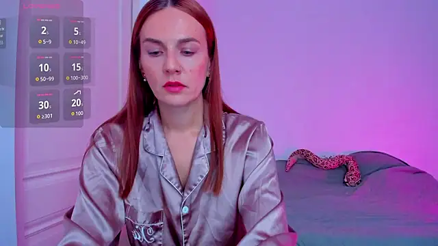 Snapshot of BritneyHall chatting on 11.10.25 BritneyHall online show from 11.10.25