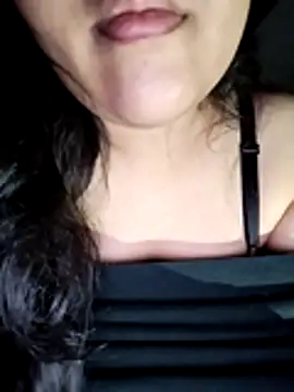 Snapshot of Annerae chatting on 11.29.25 Annerae online show from 11.29.25