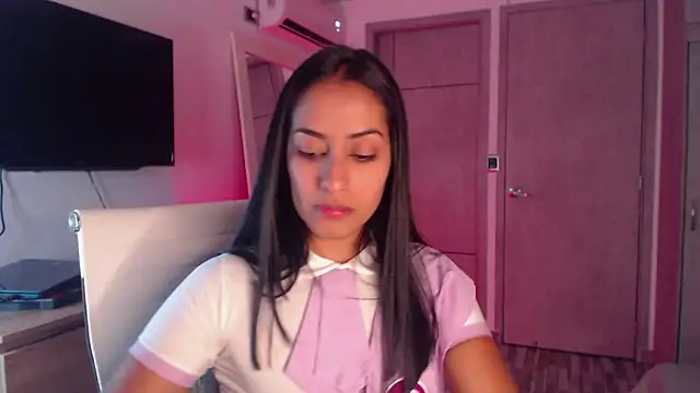 Snapshot of Brown_skin11 chatting on 10.31.25 Brown skin11 online show from 10.31.25