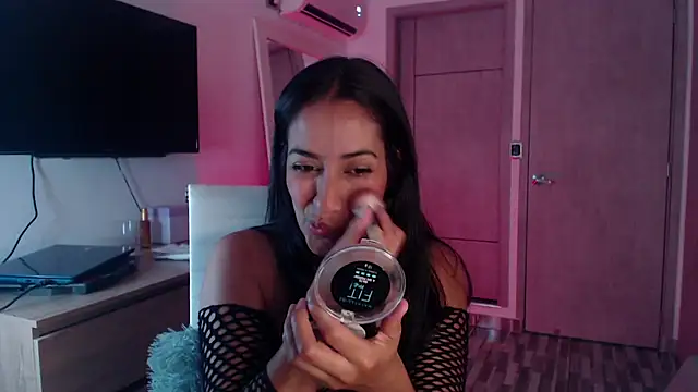 Snapshot of Brown_skin11 chatting on 11.01.25 Brown skin11 online show from 11.01.25