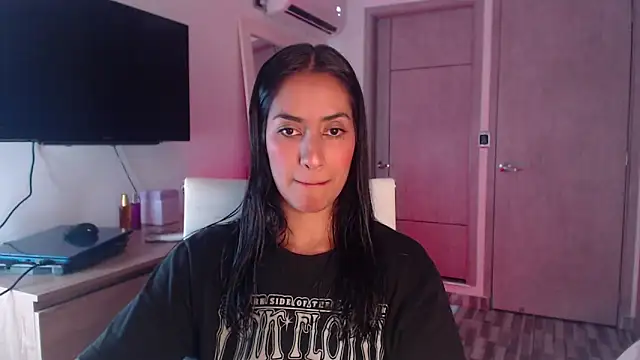 Snapshot of Brown_skin11 chatting on 11.18.25 Brown skin11 online show from 11.18.25