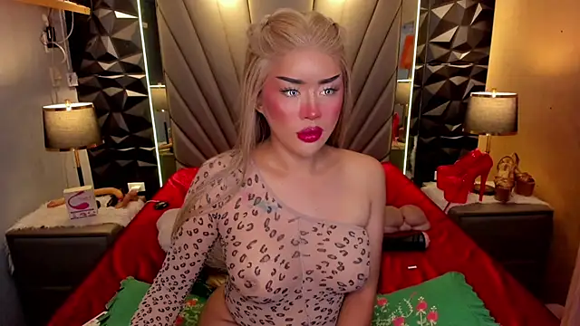 Snapshot of QuiinMollyXxX chatting on 09.12.25 QuiinMollyXxX online show from 09.12.25