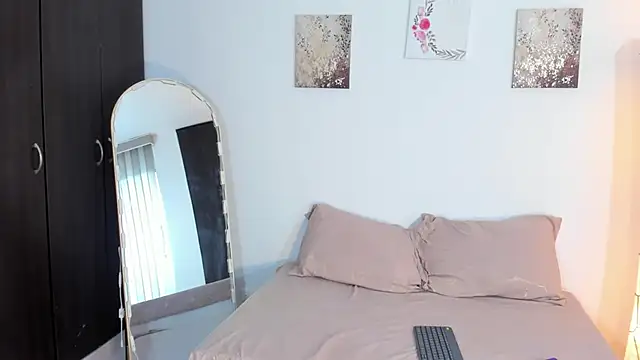 SarahCinnamon- online show from 02.17.26