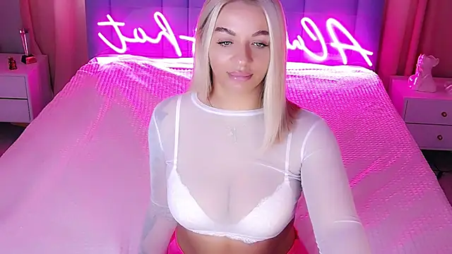 Snapshot of AllwaysHotJ chatting on 10.23.25 AllwaysHotJ online show from 10.23.25