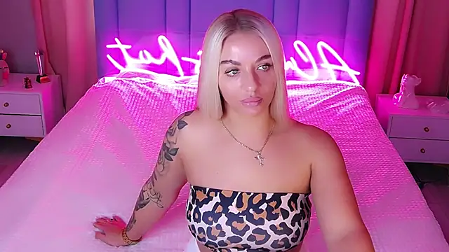 Snapshot of AllwaysHotJ chatting on 10.24.25 AllwaysHotJ online show from 10.24.25