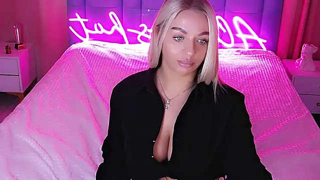 Snapshot of AllwaysHotJ chatting on 10.26.25 AllwaysHotJ online show from 10.26.25