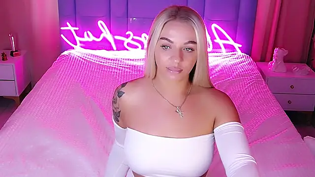 Snapshot of AllwaysHotJ chatting on 10.28.25 AllwaysHotJ online show from 10.28.25