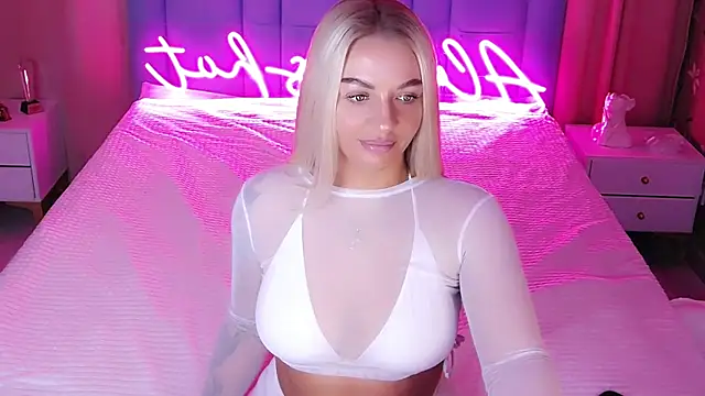 Snapshot of AllwaysHotJ chatting on 11.03.25 AllwaysHotJ online show from 11.03.25