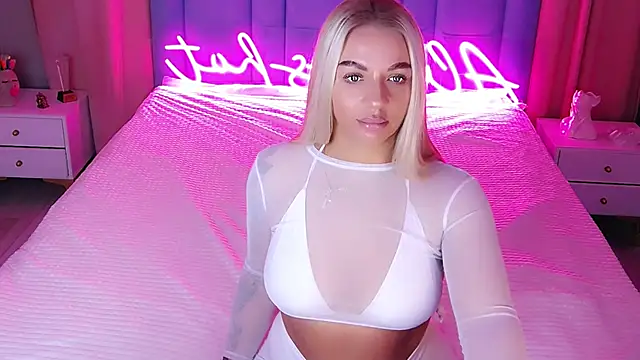 Snapshot of AllwaysHotJ chatting on 11.04.25 AllwaysHotJ online show from 11.04.25