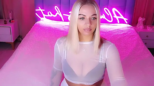 Snapshot of AllwaysHotJ chatting on 11.12.25 AllwaysHotJ online show from 11.12.25