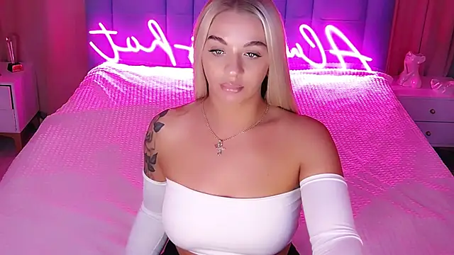 Snapshot of AllwaysHotJ chatting on 11.14.25 AllwaysHotJ online show from 11.14.25