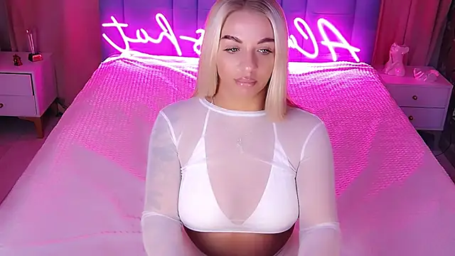 Snapshot of AllwaysHotJ chatting on 11.19.25 AllwaysHotJ online show from 11.19.25