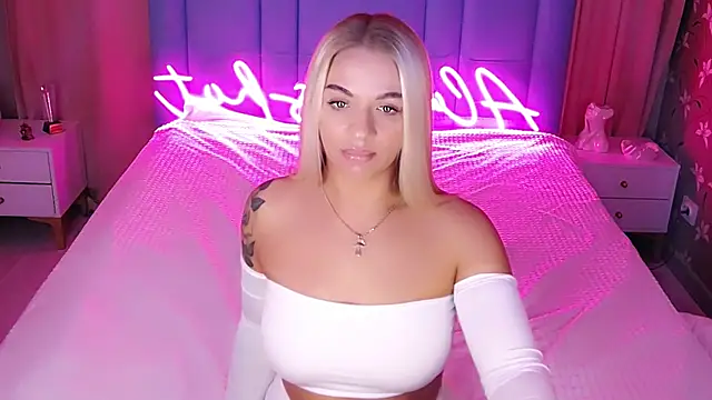 Snapshot of AllwaysHotJ chatting on 11.26.25 AllwaysHotJ online show from 11.26.25