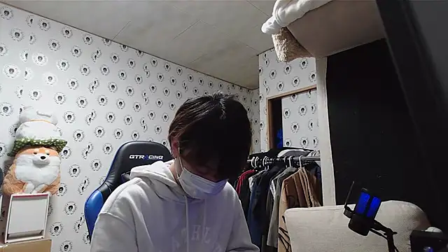 Snapshot of pychan chatting on 03.04.25 pychan online show from 03.04.25