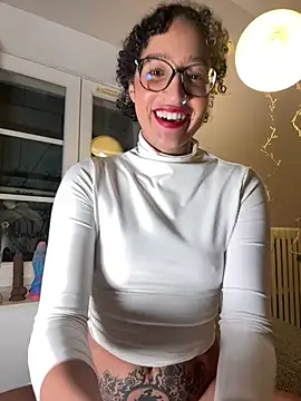 Snapshot of Lauyako chatting on 02.06.25 Lauyako online show from 02.06.25