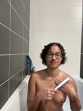 Snapshot of Lauyako chatting on 02.07.25 Lauyako online show from 02.07.25