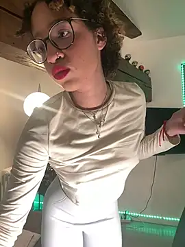 Snapshot of Lauyako chatting on 02.27.25 Lauyako online show from 02.27.25