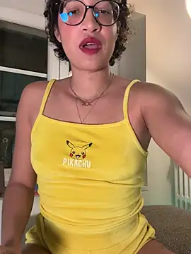 Snapshot of Lauyako chatting on 03.05.25 Lauyako online show from 03.05.25