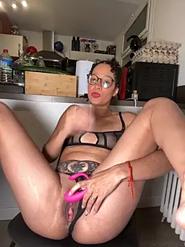 Snapshot of Lauyako chatting on 09.12.25 Lauyako online show from 09.12.25