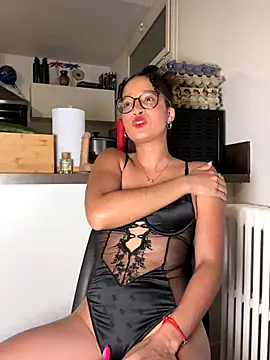 Snapshot of Lauyako chatting on 09.14.25 Lauyako online show from 09.14.25