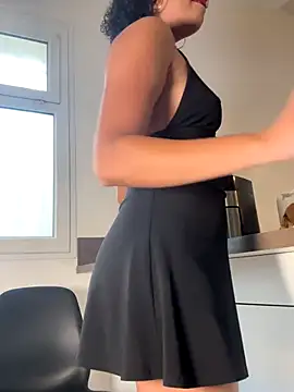 Snapshot of Lauyako chatting on 10.04.25 Lauyako online show from 10.04.25