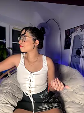 Snapshot of Lauyako chatting on 11.19.25 Lauyako online show from 11.19.25