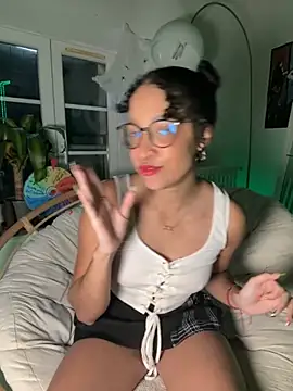 Snapshot of Lauyako chatting on 11.19.25 Lauyako online show from 11.19.25