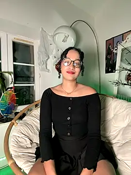 Snapshot of Lauyako chatting on 11.27.25 Lauyako online show from 11.27.25