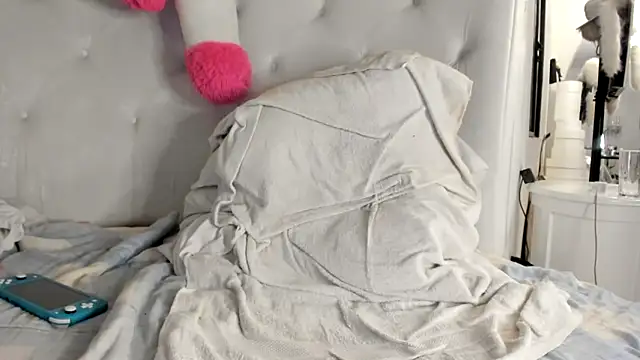 Burlesque XlX online show from 09.12.25