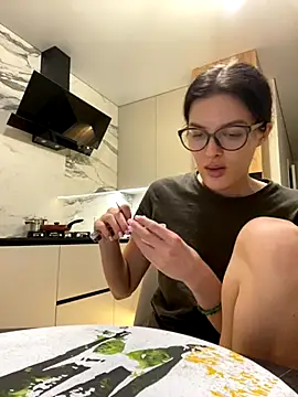 Snapshot of little_belucci chatting on 12.01.25 little belucci online show from 12.01.25