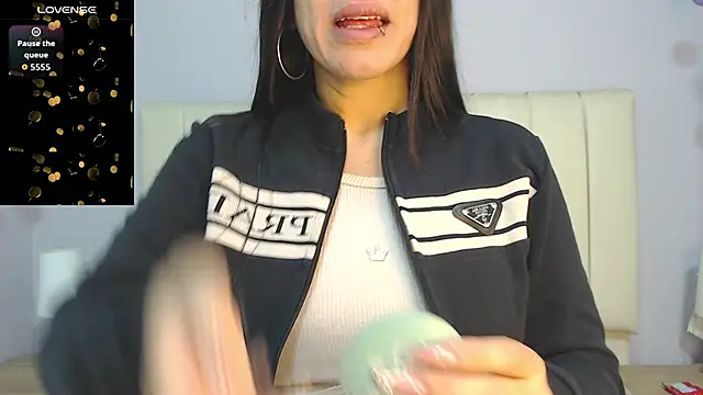 Snapshot of amy_le01 chatting on 11.21.25 amy le01 online show from 11.21.25