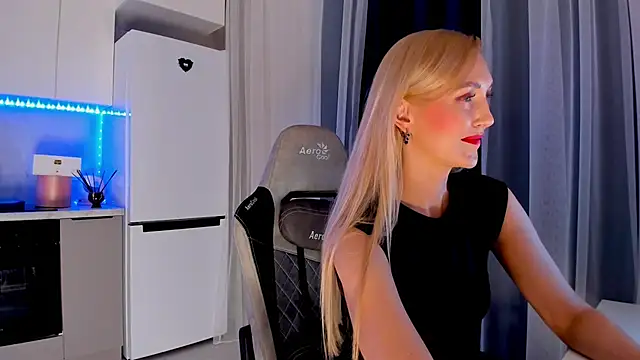 Snapshot of HotyPlays chatting on 02.13.25 HotyPlays online show from 02.13.25