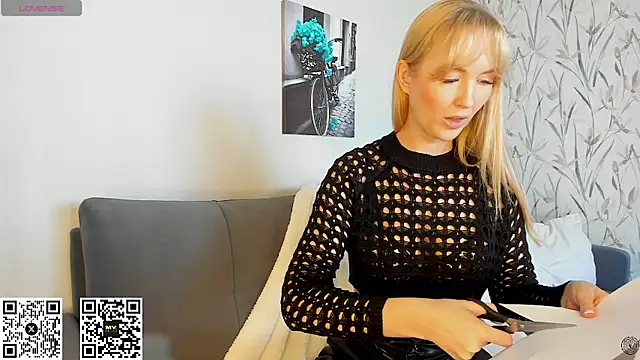 Snapshot of HotyPlays chatting on 09.14.25 HotyPlays online show from 09.14.25