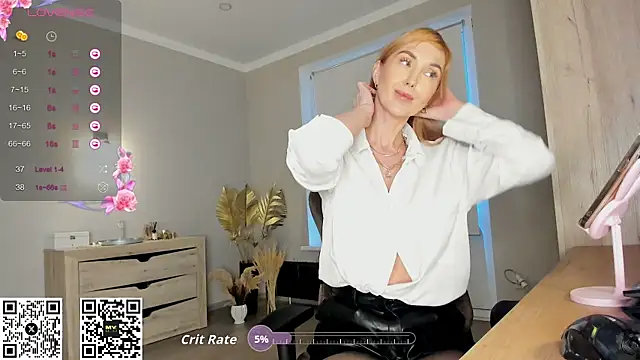 Snapshot of HotyPlays chatting on 10.16.25 HotyPlays online show from 10.16.25