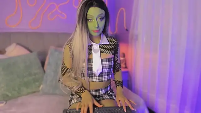 Snapshot of Sofly_s chatting on 10.31.25 Sofly s online show from 10.31.25