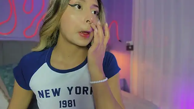 Snapshot of Sofly_s chatting on 11.19.25 Sofly s online show from 11.19.25