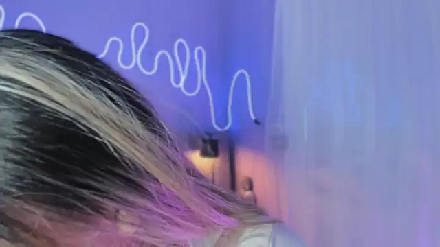 Snapshot of Sofly_s chatting on 11.23.25 Sofly s online show from 11.23.25