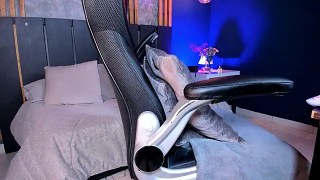 Snapshot of shanelhot chatting on 02.11.25 shanelhot online show from 02.11.25