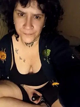 Snapshot of callmelouve chatting on 10.23.25 callmelouve online show from 10.23.25