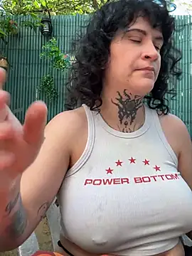 Snapshot of callmelouve chatting on 04.15.26 callmelouve online show from 04.15.26