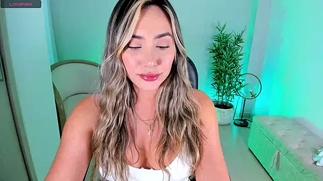 NiaBennet  online show from 10.11.25