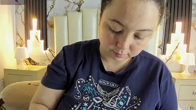 Snapshot of mollieblue69 chatting on 02.21.25 mollieblue69 online show from 02.21.25