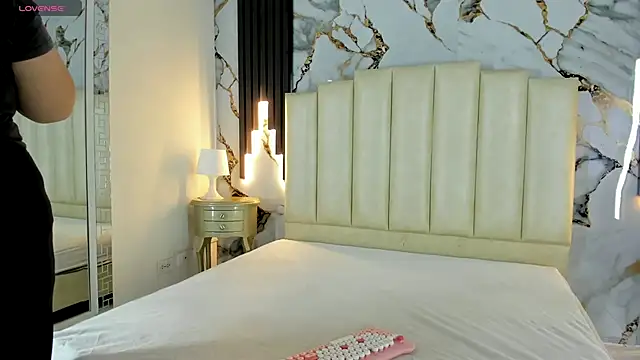 Snapshot of mollieblue69 chatting on 09.16.25 mollieblue69 online show from 09.16.25